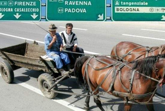 Abuzurile italienilor continuă. Unui român i s-a confiscat căruţa pe autostradă!