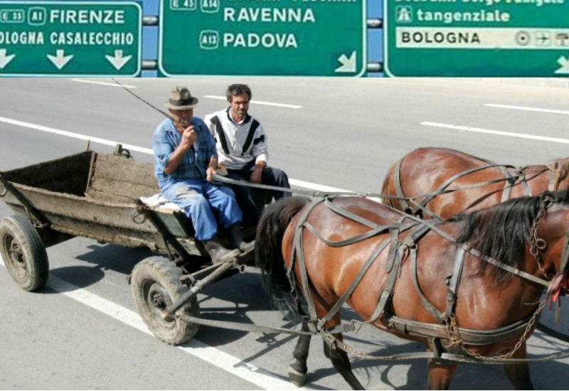 Abuzurile italienilor continuă. Unui român i s-a confiscat căruţa pe autostradă!