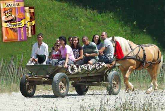Bucurie la sate! Românii au lansat prima căruţă sport, care are caii în spate, nu în faţă
