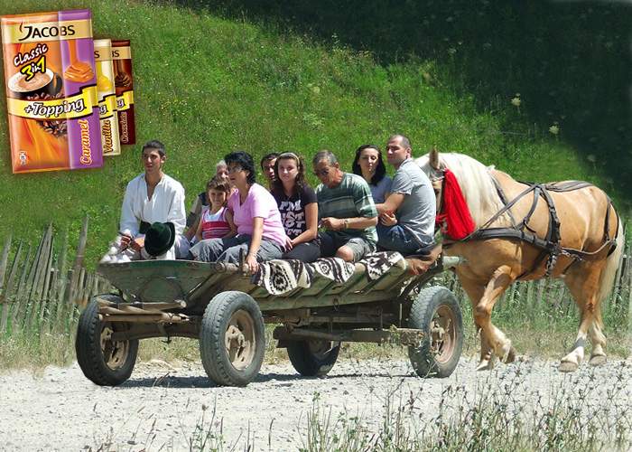 Bucurie la sate! Românii au lansat prima căruţă sport, care are caii în spate, nu în faţă