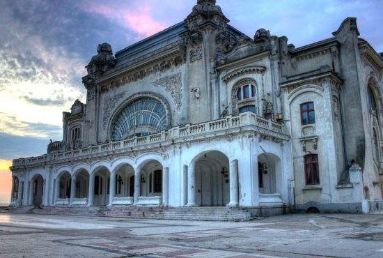 Muncitorii care renovează Cazinoul din Constanţa au pierdut 50.000 euro la ruletă