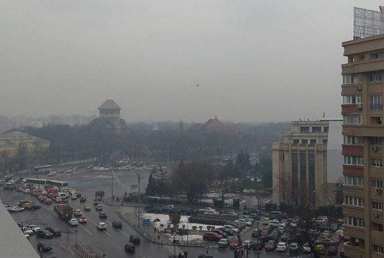 Fenomen rar! În București e atât de ceață încât nu se văd munții