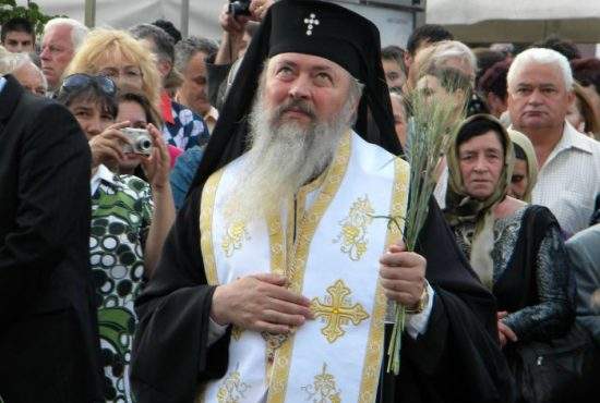 Patriarhia scoate la licitaţie 10.000 de locuri de cerşit în faţa Catedralei Mântuirii Neamului