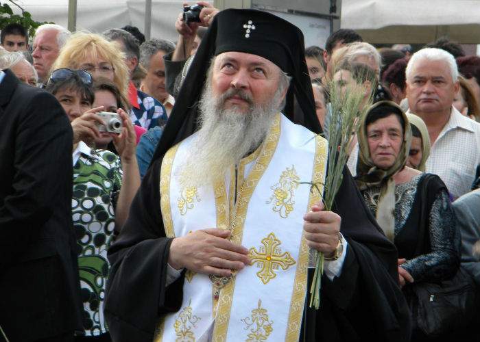 Patriarhia scoate la licitaţie 10.000 de locuri de cerşit în faţa Catedralei Mântuirii Neamului