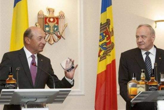 Băsescu a primit cetăţenia moldovenească la limită: “Nu prea le are cu băutura!”