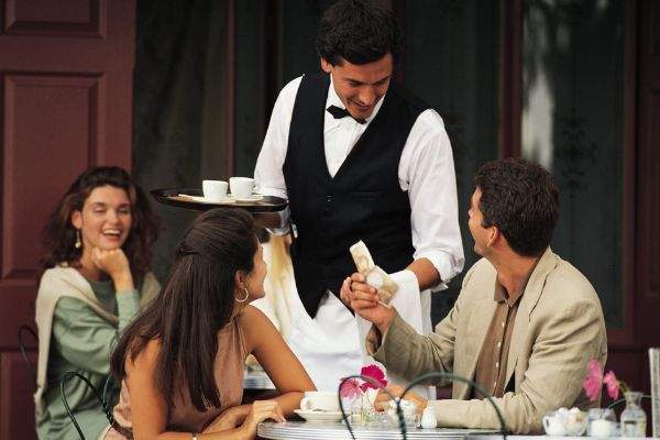 Oficial! Dacă chelnerul îți răspunde ”cu drag”, nu mai trebuie să-i lași bacșiș