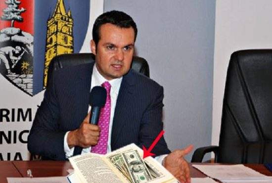 Ce noroc! Cătălin Cherecheș a găsit 10.000 de dolari în biblia pe care a depus jurământul de primar