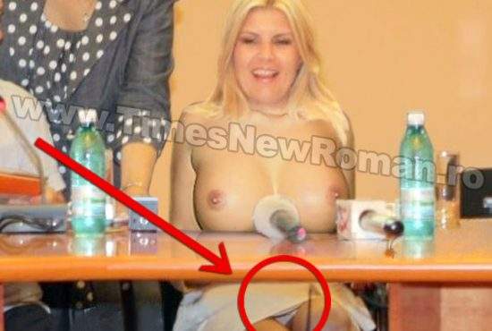 Moment jenant: Elenei Udrea i s-au văzut chiloții, chiar în timp ce îşi arăta sânii