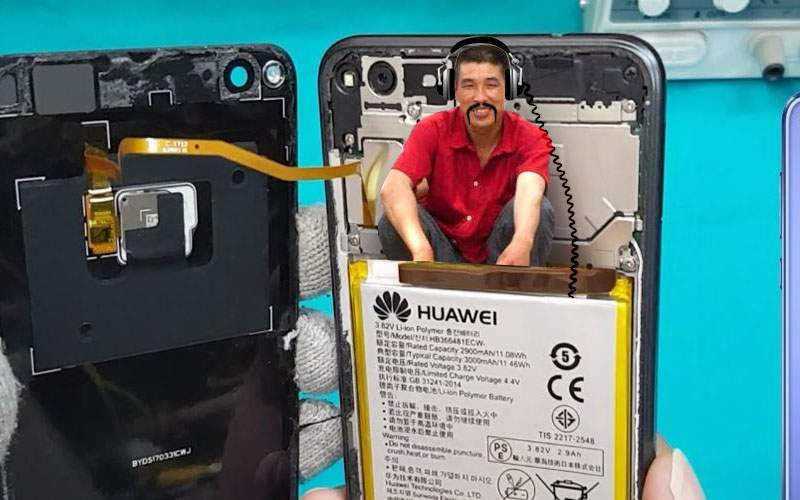 Un bărbat a găsit sub carcasa noului Huawei un chinez care-l spiona