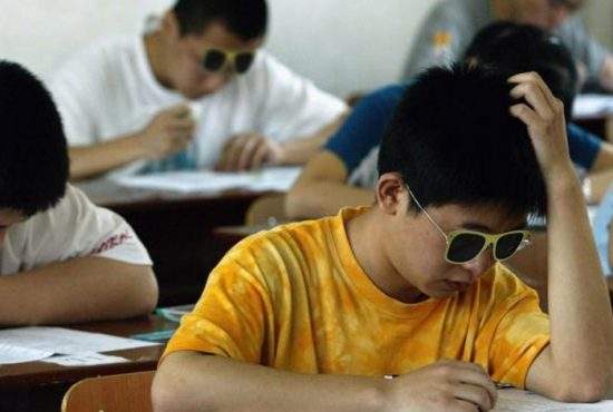 Fraudă masivă la Bac! Mii de elevi au trimis în locul lor la proba română scris chinezi şi taiwanezi