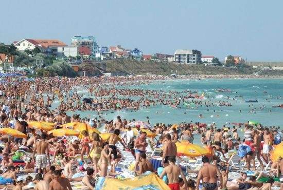 Atenţie, turişti: Marea Neagră ar putea da pe afară! Bosforul s-a înfundat cu chiştoace