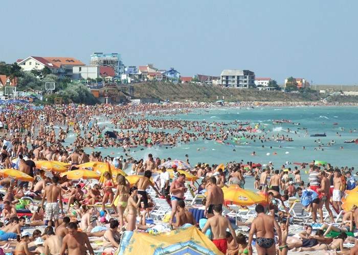 Atenţie, turişti: Marea Neagră ar putea da pe afară! Bosforul s-a înfundat cu chiştoace