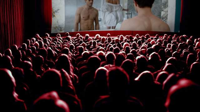 Cruzime! După ce a pierdut un pariu, un bărbat a fost pedepsit să meargă la ”50 Shades of Grey”