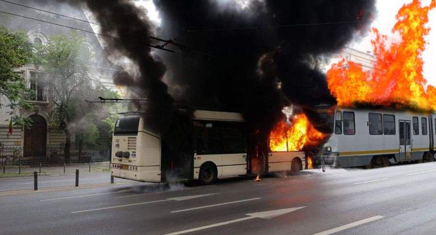 Accident spectaculos. Un troleibuz în flăcări a lovit un tramvai în flăcări