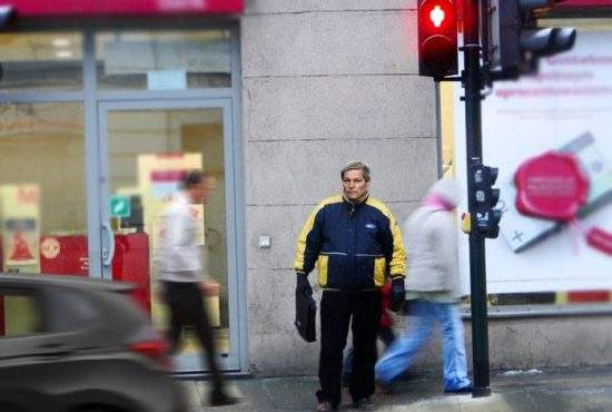Câtă modestie! Cioloş a stat 6 ore la un semafor cu buton fiindcă îi era ruşine să-l apese