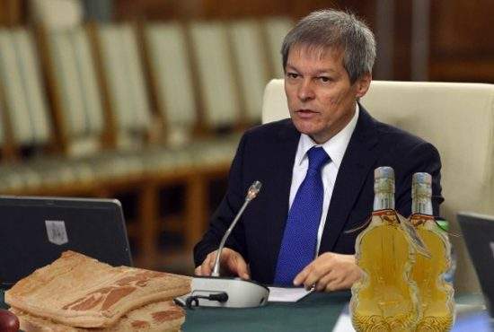 Ospăț la Guvern! După ce-a văzut cât e de viral pe Facebook, Cioloș a scos slana aia bună și pălinca