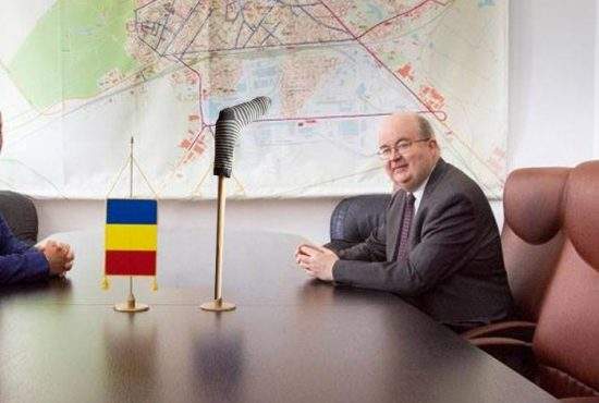 Încă o gafă diplomatică! Ambasadorul Marii Britanii, întâmpinat la Bucureşti cu un ciorap pe băţ în loc de steag