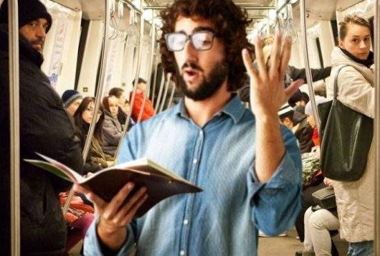 Pentru că lumea nu observa că citește în metrou, un bucureștean a început să citească cu voce tare