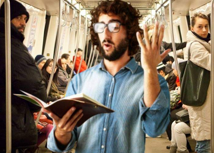 Pentru că lumea nu observa că citește în metrou, un bucureștean a început să citească cu voce tare