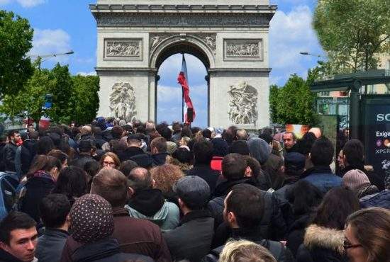 Umiliţi din nou! Românilor din Paris li s-a pus la dispoziţie un singur arc de triumf ca să defileze