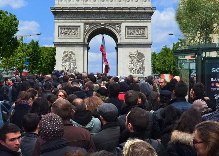 Umiliţi din nou! Românilor din Paris li s-a pus la dispoziţie un singur arc de triumf ca să defileze