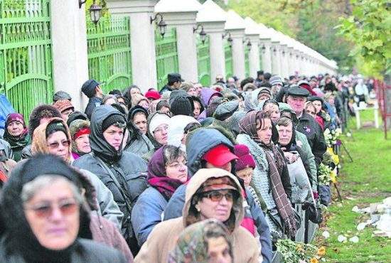 Cozi ca pe vremea comuniştilor. Mii de români stau cu zilele să ia decoraţia de la Iohannis