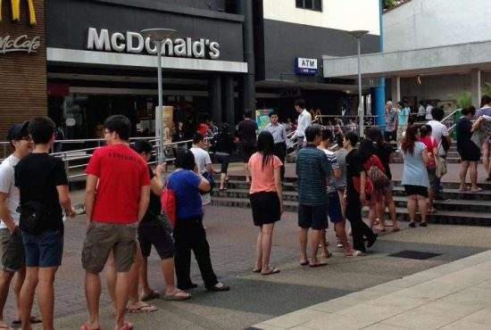 Cât entuziasm! După ultima probă de Bac, elevii fac deja coadă la McDonald’s, să vadă dacă au intrat