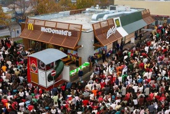Inaugurare McDonald’s Focşani! Localnicii se înghesuie să vadă cum e să ai WC în interior