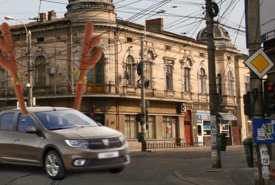 Eroul nostru! Un Logan cu coarne imense de ren a dărâmat toate cablurile din Bucureşti