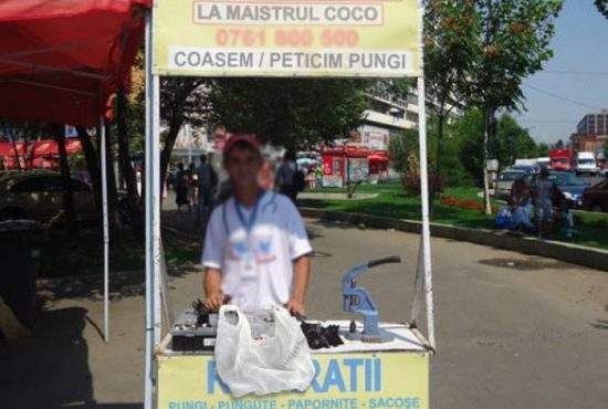 Sărăcie tot mai mare! După atelierele de reparat fermoare, au apărut şi cele de cusut pungi