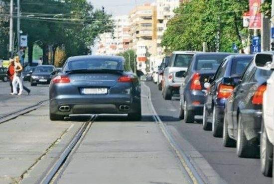 Cocalarii cu BMW se plâng că din cauza dilatării şinelor de tramvai le ia de două ori mai mult să ajungă acasă