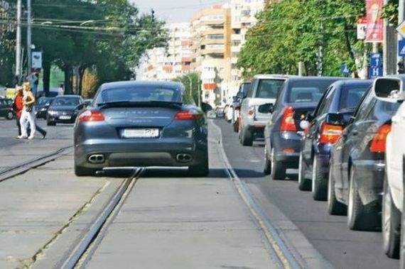 Cocalarii cu BMW se plâng că din cauza dilatării şinelor de tramvai le ia de două ori mai mult să ajungă acasă