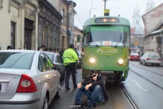 Pentru că are BMW-ul în service, un cocalar stă de 2 ore cu curul pe linia de tramvai