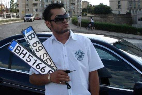 Un român e atât de cocalar încât are 2 numere la maşină. Unul de Bulgaria şi unul cu SEX