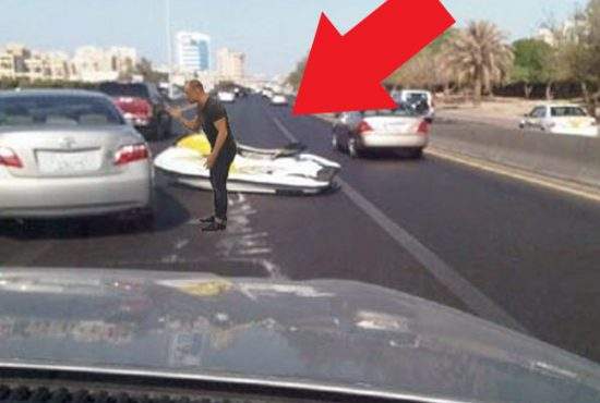 Cocalarul care a intrat cu BMW-ul în mare s-a împotmolit azi cu skijetul pe autostradă