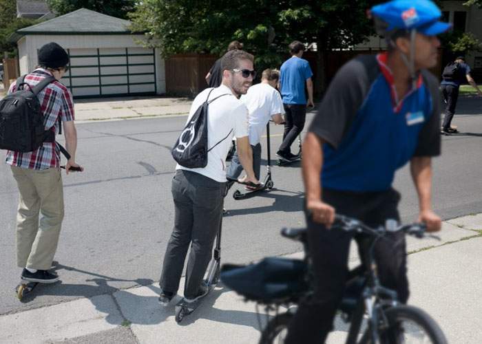 Hipsterii cu trotinete, atac la bicicliști: “Niște cocalari, au impresia că toată pista e a lor”