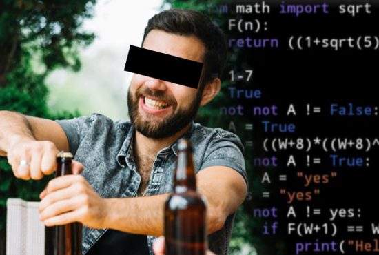 Un român a găsit atâtea coduri sub capacele de bere încât a devenit programator onorific