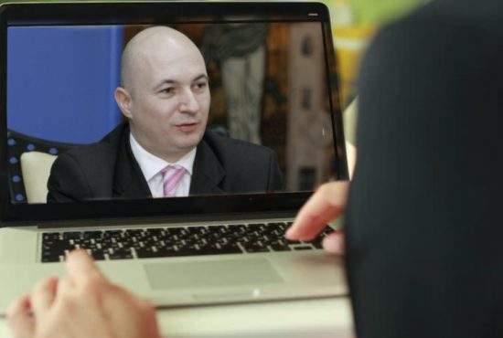 Interzis minorilor! Lui Codrin Ștefănescu i s-a văzut capul într-un videocall