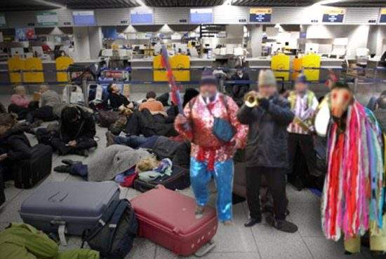 Statul îi ajută pe românii blocaţi pe aeroportul Luton. Le-a trimis colindători cu un zbor special Tarom