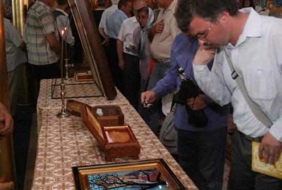Se-ntoarce roata! Pe o icoană cu Isus a apărut chipul unui copac!