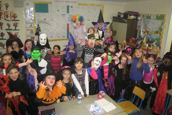 Într-o școală din București copiii au crezut că e deja Halloween când a venit diriga nemachiată