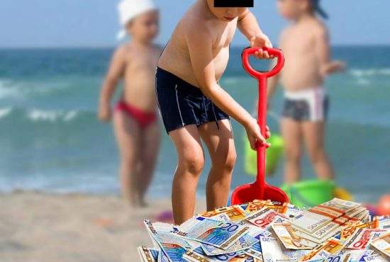 O nouă modă în Mamaia! Copiii cocalarilor întorc banii cu lopățica pe plajă