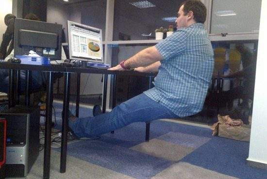 Dedicat total muncii! Un corporatist a învățat să leviteze după ce i s-a furat scaunul de birou