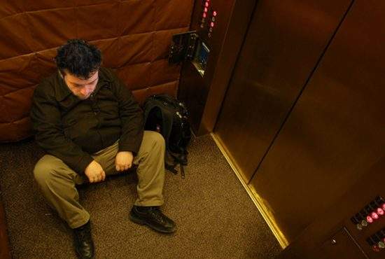 Cruzime! Un corporatist care a vrut să plece mai devreme acasă a fost blocat de colegi în lift