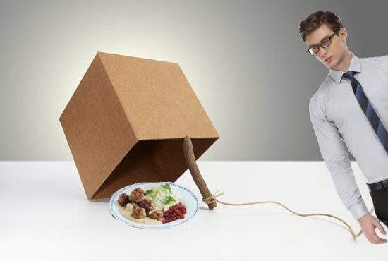 Un român a pus o chiftea Ikea sub o cutie de carton şi a prins un corporatist!