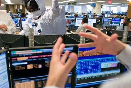 Ca să nu ia o gripă care să-l ţină acasă, un corporatist merge la birou în costum de cosmonaut