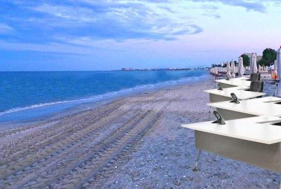 Mii de corporatişti aflaţi în vacanţă cer ca şezlongurile de pe plajă să fie înlocuite cu birouri