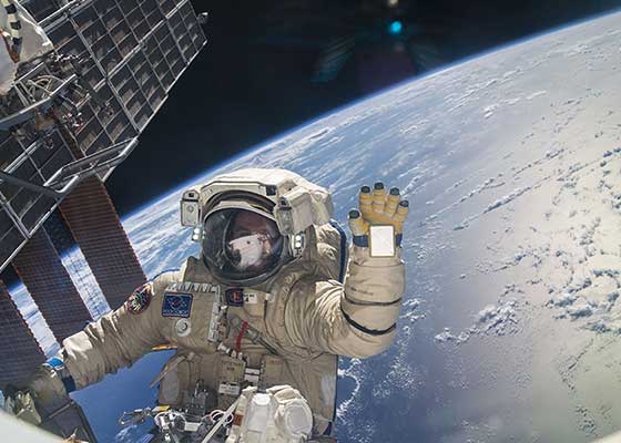 Facem bani de oriunde! România a trimis un cosmonaut să colinde pe staţia spaţială