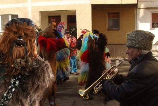 Bătaie între fanii Star Wars şi colindători pe ultimul costum de Chewbacca rămas într-un magazin