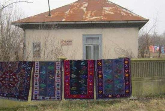 Sătenii din zona Vrancea au lăsat covoarele afară, pe garduri, să le scuture viitorul seism!
